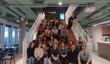 grupa siedząca na schodach w SII'